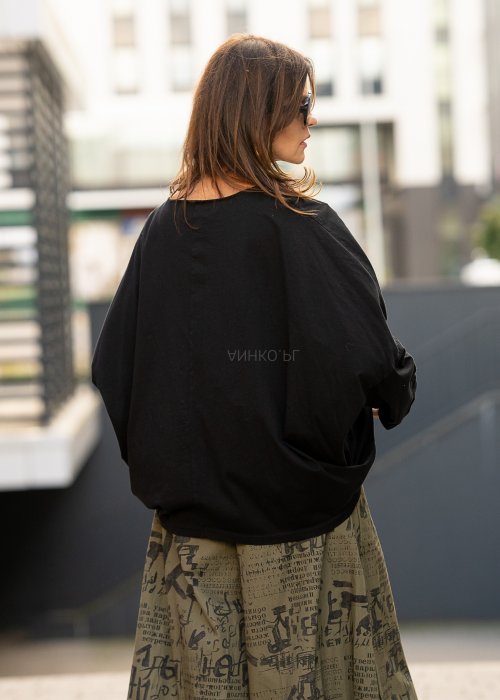 Czarna oversize’owa bluzka z długim rękawem