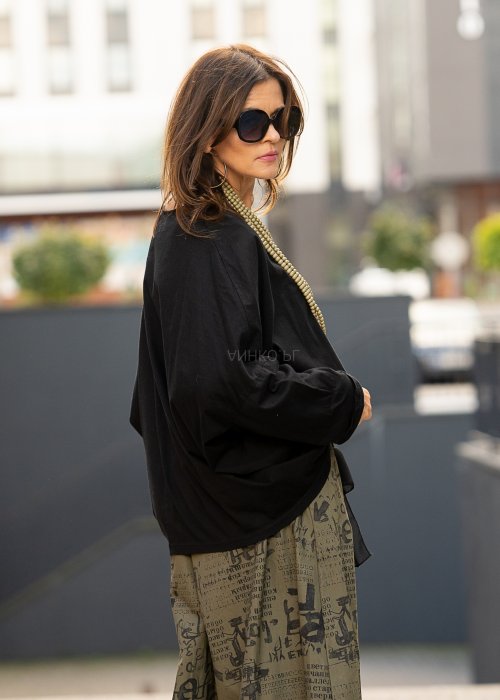 Czarna oversize’owa bluzka z długim rękawem