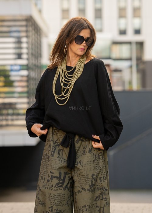 Czarna oversize’owa bluzka z długim rękawem