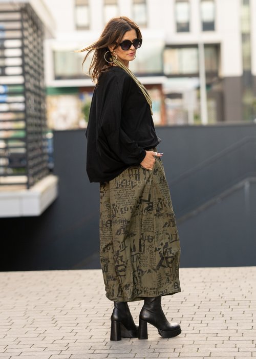 Czarna oversize’owa bluzka z długim rękawem