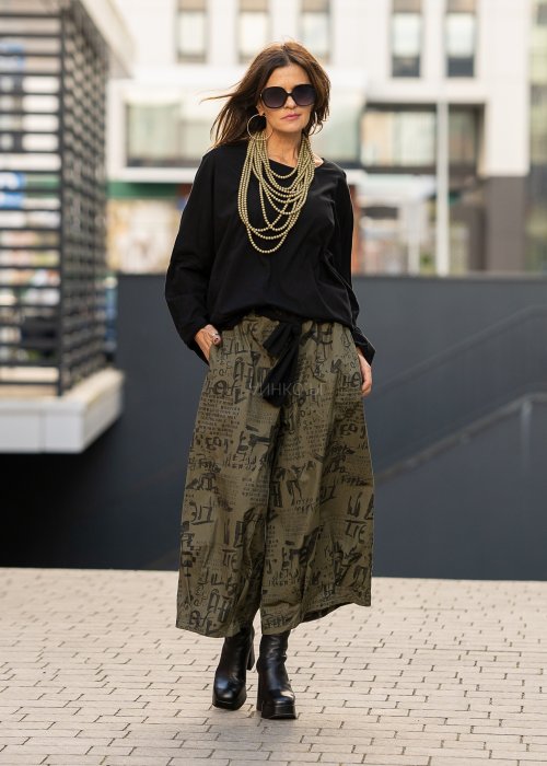 Czarna oversize’owa bluzka z długim rękawem