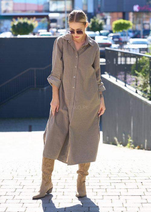 sukienka koszulowa w kolorze taupe, z rozcięciem i długim rękawem, o luźnym kroju