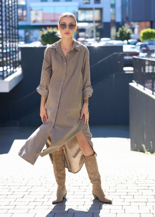 sukienka koszulowa w kolorze taupe, z rozcięciem i długim rękawem, o luźnym kroju