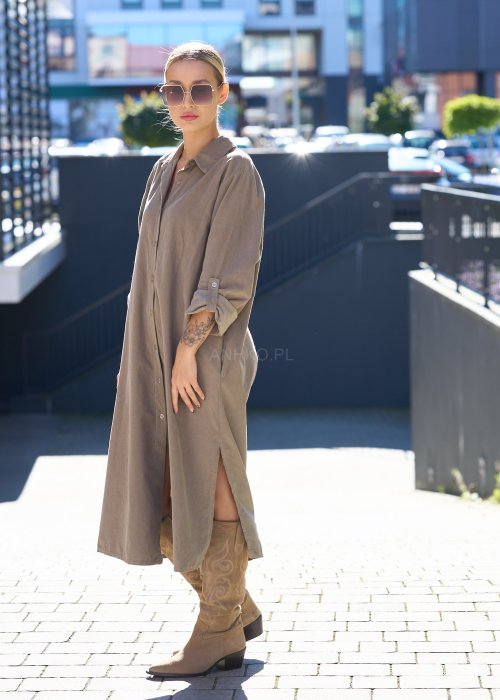 sukienka koszulowa w kolorze taupe, z rozcięciem i długim rękawem, o luźnym kroju