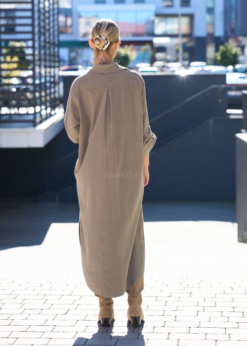 sukienka koszulowa w kolorze taupe, z rozcięciem i długim rękawem, o luźnym kroju