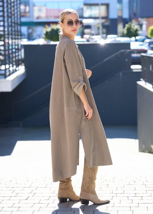 sukienka koszulowa w kolorze taupe, z rozcięciem i długim rękawem, o luźnym kroju