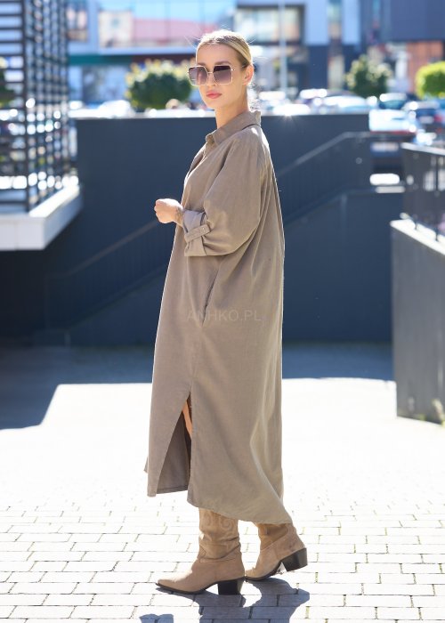 sukienka koszulowa w kolorze taupe, z rozcięciem i długim rękawem, o luźnym kroju