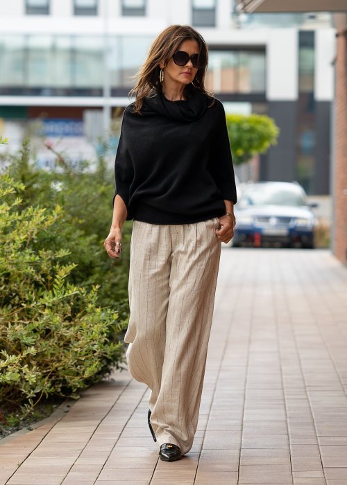 Beżowe szerokie spodnie w delikatne prążki