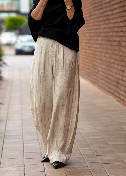 Beżowe szerokie spodnie w delikatne prążki