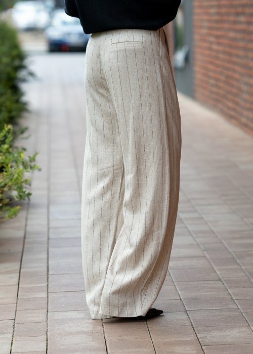 Beżowe szerokie spodnie w delikatne prążki