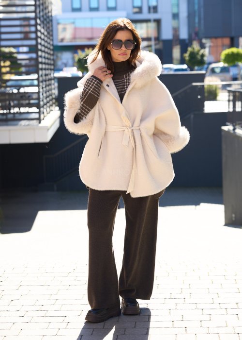 Krótka kurtka typu ponczo w kolorze ecru z kapturem i futrzanym wykończeniem rękawów