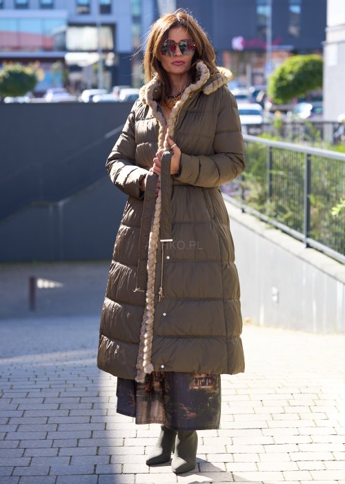 Długa kurtka pikowana w kolorze oliwkowym z futrzanym kapturem i paskiem w talii