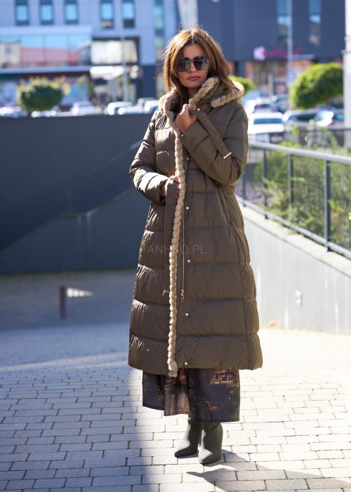 Długa kurtka pikowana w kolorze oliwkowym z futrzanym kapturem i paskiem w talii