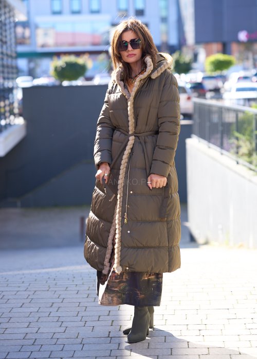 Długa kurtka pikowana w kolorze oliwkowym z futrzanym kapturem i paskiem w talii