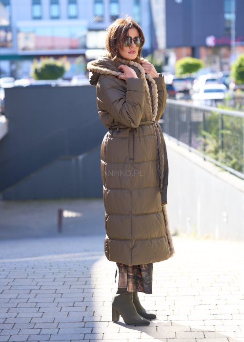 Długa kurtka pikowana w kolorze oliwkowym z futrzanym kapturem i paskiem w talii