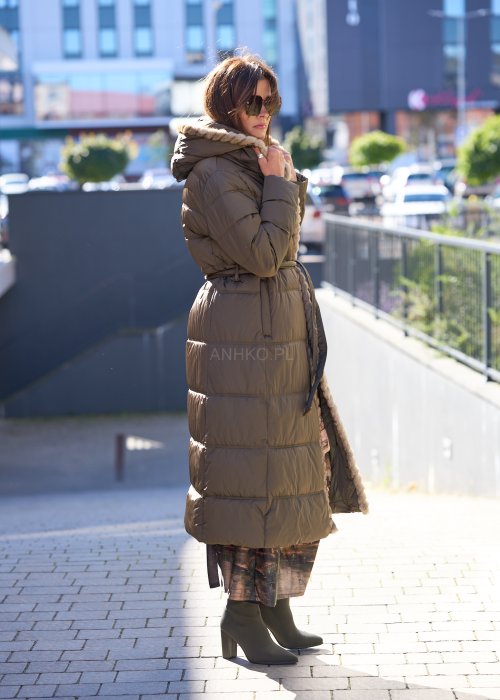 Długa kurtka pikowana w kolorze oliwkowym z futrzanym kapturem i paskiem w talii