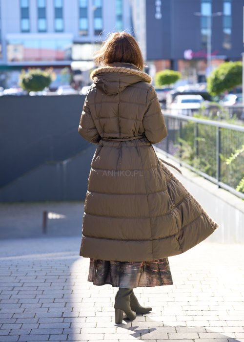 Długa kurtka pikowana w kolorze oliwkowym z futrzanym kapturem i paskiem w talii