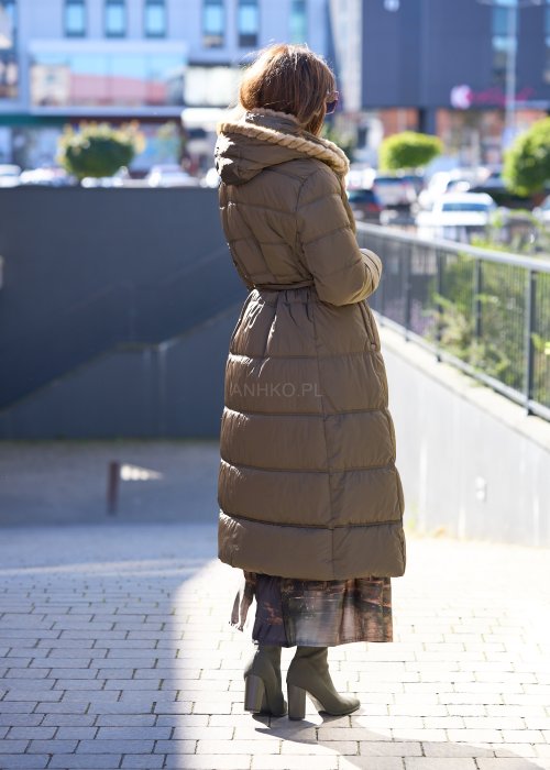 Długa kurtka pikowana w kolorze oliwkowym z futrzanym kapturem i paskiem w talii