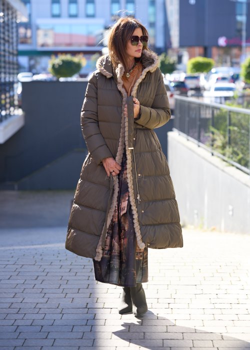 Długa kurtka pikowana w kolorze oliwkowym z futrzanym kapturem i paskiem w talii