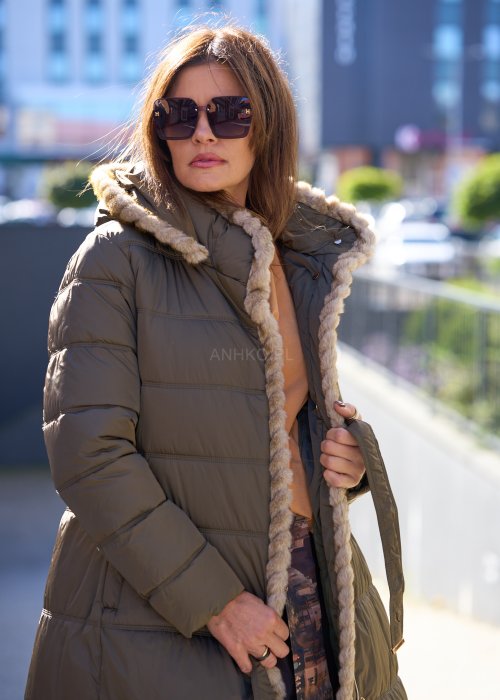 Długa kurtka pikowana w kolorze oliwkowym z futrzanym kapturem i paskiem w talii