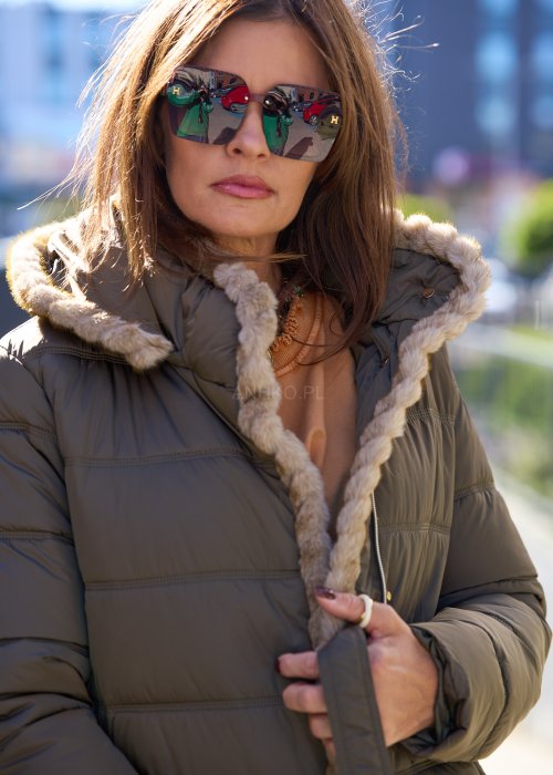 Długa kurtka pikowana w kolorze oliwkowym z futrzanym kapturem i paskiem w talii