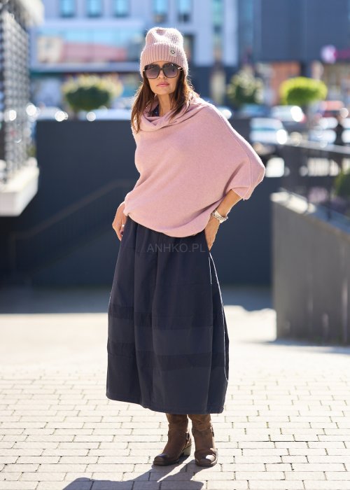 Sweter oversize w kolorze pudrowego różu z szerokim kołnierzem typu komin i luźnym krojem poncza. Model w miejskiej stylizacji, podkreślający miękką dzianinę i swobodny fason.