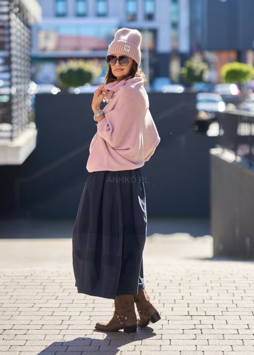 Sweter oversize w kolorze pudrowego różu z szerokim kołnierzem typu komin i luźnym krojem poncza. Model w miejskiej stylizacji, podkreślający miękką dzianinę i swobodny fason.