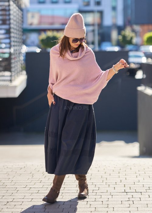 Sweter oversize w kolorze pudrowego różu z szerokim kołnierzem typu komin i luźnym krojem poncza. Model w miejskiej stylizacji, podkreślający miękką dzianinę i swobodny fason.