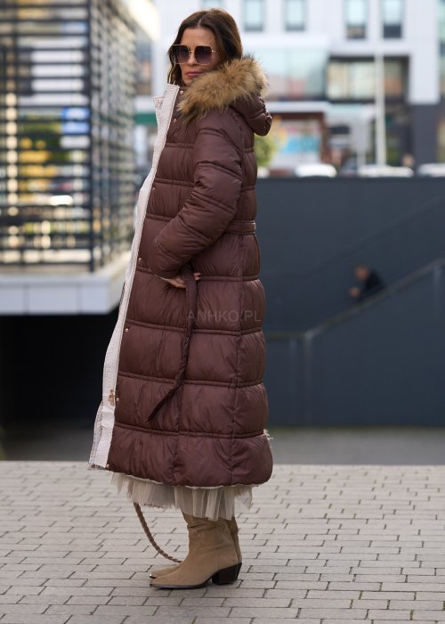 Długi brązowy płaszcz pikowany z kapturem i futrzanym obszyciem, ocieplany, o klasycznym kroju, idealny na zimowe stylizacje