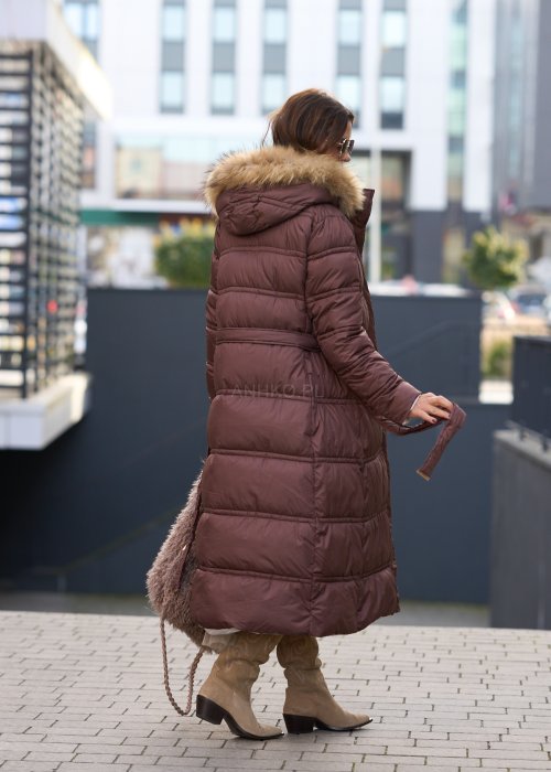 Długi brązowy płaszcz pikowany z kapturem i futrzanym obszyciem, ocieplany, o klasycznym kroju, idealny na zimowe stylizacje