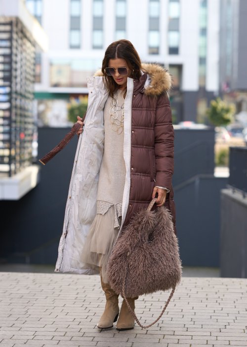 Długi brązowy płaszcz pikowany z kapturem i futrzanym obszyciem, ocieplany, o klasycznym kroju, idealny na zimowe stylizacje