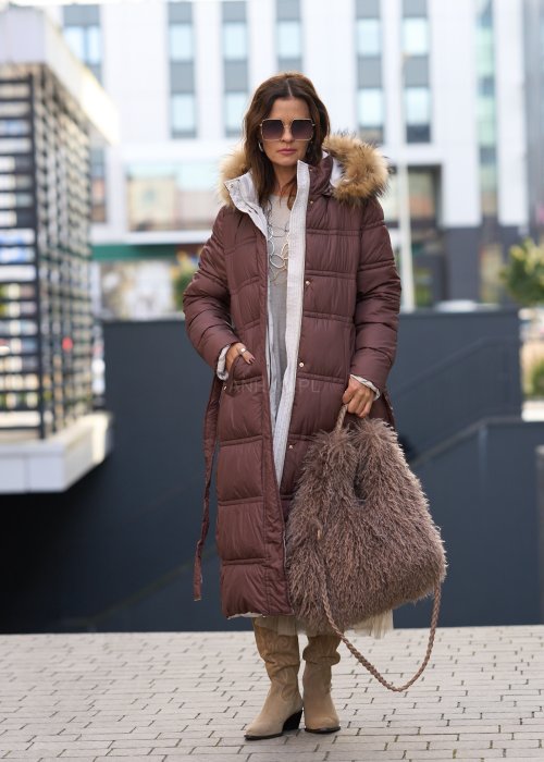 Długi brązowy płaszcz pikowany z kapturem i futrzanym obszyciem, ocieplany, o klasycznym kroju, idealny na zimowe stylizacje