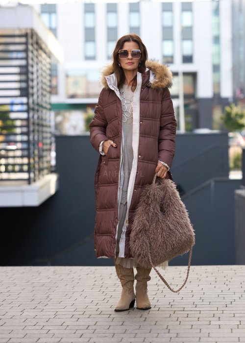 Długi brązowy płaszcz pikowany z kapturem i futrzanym obszyciem, ocieplany, o klasycznym kroju, idealny na zimowe stylizacje