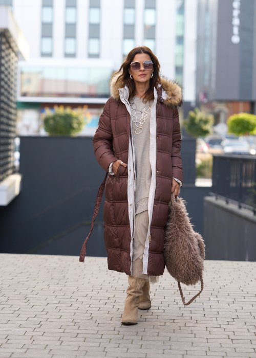 Długi brązowy płaszcz pikowany z kapturem i futrzanym obszyciem, ocieplany, o klasycznym kroju, idealny na zimowe stylizacje