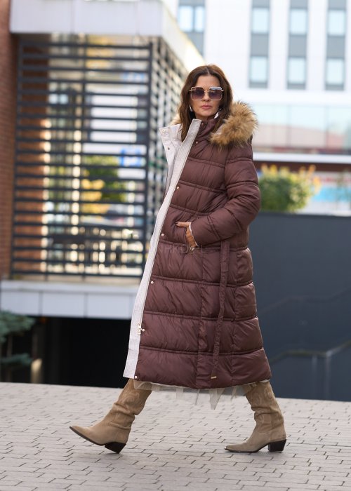 Długi brązowy płaszcz pikowany z kapturem i futrzanym obszyciem, ocieplany, o klasycznym kroju, idealny na zimowe stylizacje