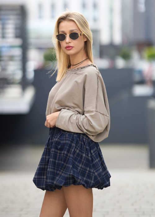 Granatowa krótka spódnica w kratę o balonowym kroju
