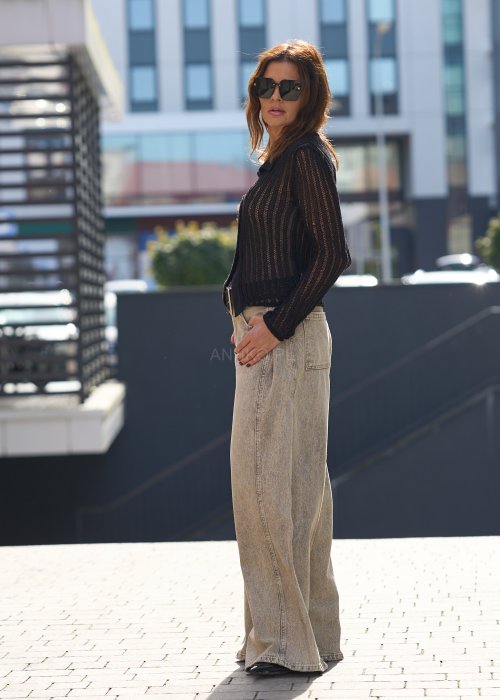 Ażurowy czarny sweter zapinany na ozdobne guziki, z kołnierzykiem, w stylu eleganckiego casualu.