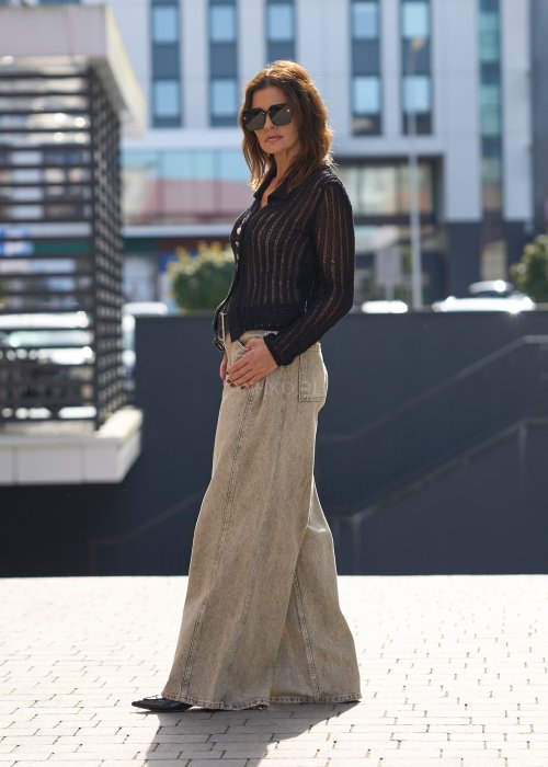 Ażurowy czarny sweter zapinany na ozdobne guziki, z kołnierzykiem, w stylu eleganckiego casualu.