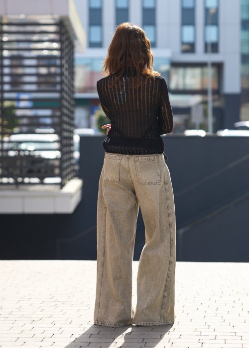 Ażurowy czarny sweter zapinany na ozdobne guziki, z kołnierzykiem, w stylu eleganckiego casualu.