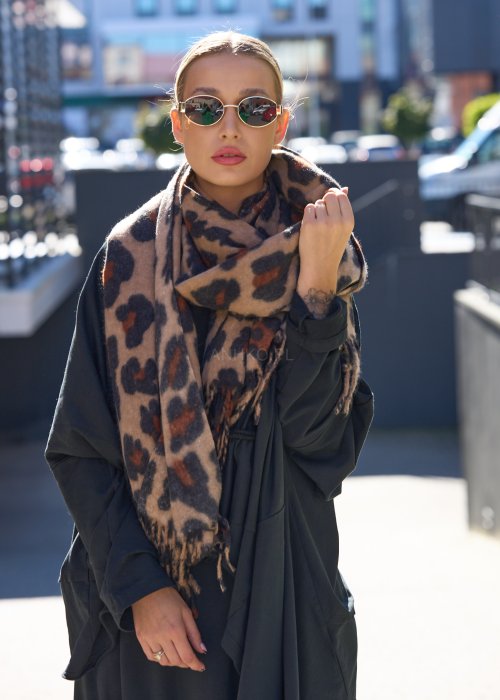 Stylowy szal w beżowo-czarne cętki z akcentami rudego brązu. Klasyczny zwierzęcy print, który nada charakteru każdej stylizacji.