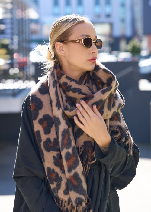 Stylowy szal w beżowo-czarne cętki z akcentami rudego brązu. Klasyczny zwierzęcy print, który nada charakteru każdej stylizacji.