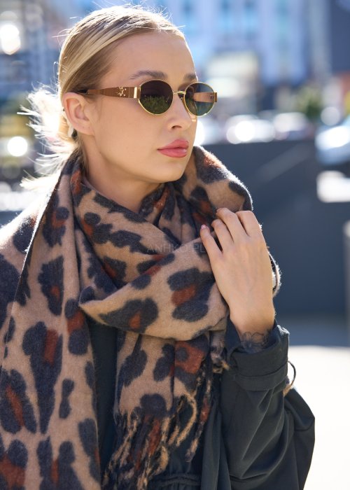 Stylowy szal w beżowo-czarne cętki z akcentami rudego brązu. Klasyczny zwierzęcy print, który nada charakteru każdej stylizacji.