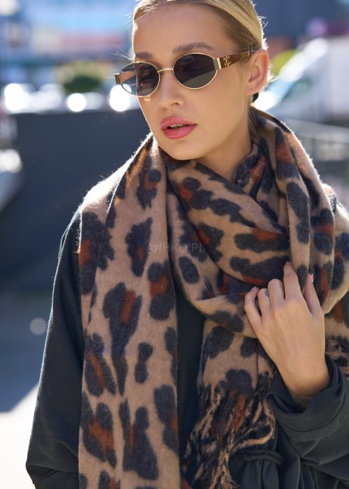 Stylowy szal w beżowo-czarne cętki z akcentami rudego brązu. Klasyczny zwierzęcy print, który nada charakteru każdej stylizacji.