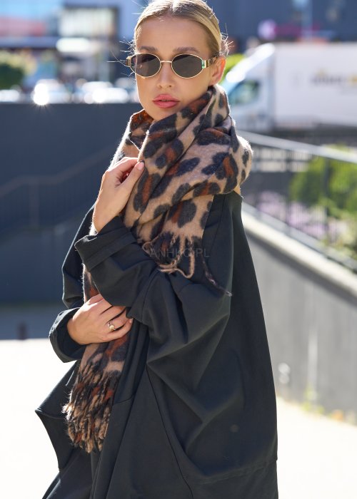 Stylowy szal w beżowo-czarne cętki z akcentami rudego brązu. Klasyczny zwierzęcy print, który nada charakteru każdej stylizacji.