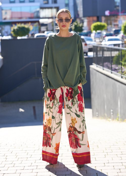 Spodnie damskie szerokie kremowo-bordowe z dużym kwiatowym nadrukiem, plisowane, długość maxi, styl boho elegancki