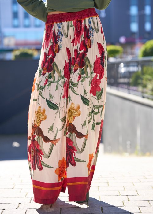 Spodnie damskie szerokie kremowo-bordowe z dużym kwiatowym nadrukiem, plisowane, długość maxi, styl boho elegancki