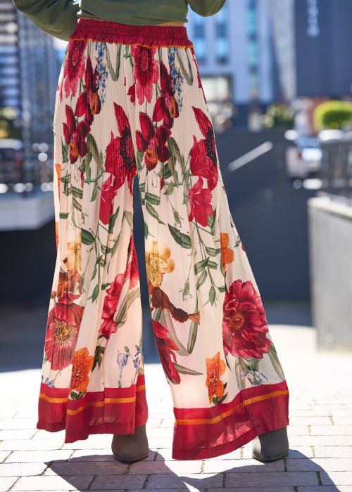 Spodnie damskie szerokie kremowo-bordowe z dużym kwiatowym nadrukiem, plisowane, długość maxi, styl boho elegancki