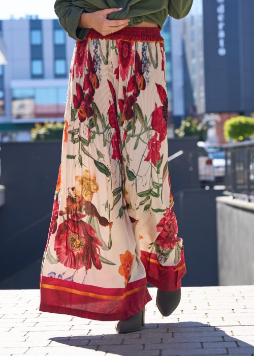 Spodnie damskie szerokie kremowo-bordowe z dużym kwiatowym nadrukiem, plisowane, długość maxi, styl boho elegancki