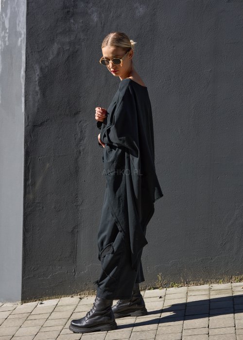 Czarne spodnie damskie oversize z obniżonym krokiem i ozdobnymi aplikacjami, zestawione z botkami i luźną bluzą w nowoczesnej stylizacji streetwear.