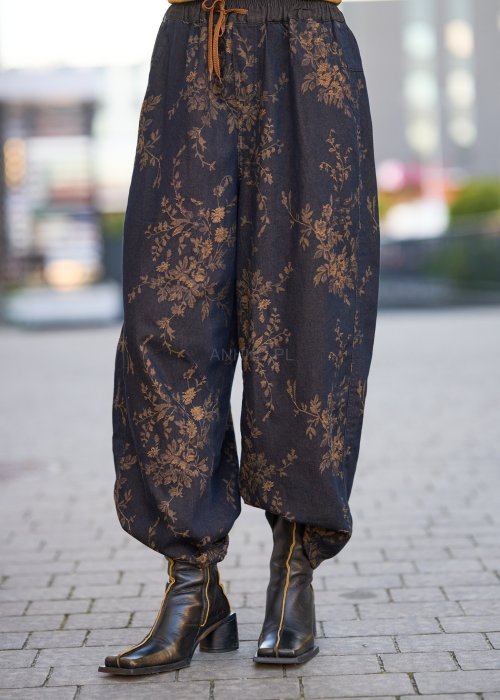 Ciemnogranatowe spodnie z szerokimi nogawkami, zdobione złotym roślinnym wzorem, zakończone gumką przy kostkach.